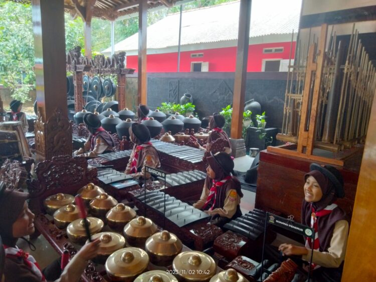 Penggalang SD N 3 Pasinggangan Dikenalkan Budaya Batik dan Gamelan