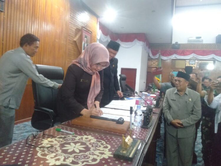 Rapat Paripurna DPRD Kabupaten Kaur Meski Sempat Di Skors Dua Kali, APBD-P Kaur Disahkan
