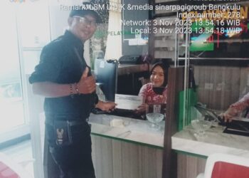 Warga Kelurahan Sidorejo Khususnya RT 13 Bamban, Bergotong Royong Mebersihkan Parit Bamban