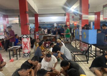 Warga Kelurahan Sidorejo Khususnya RT 13 Bamban, Bergotong Royong Mebersihkan Parit Bamban