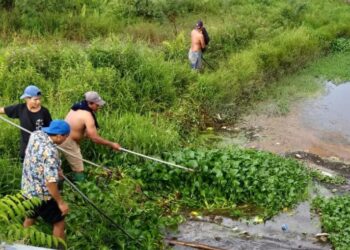 Warga Kelurahan Sidorejo Khususnya RT 13 Bamban, Bergotong Royong Mebersihkan Parit Bamban