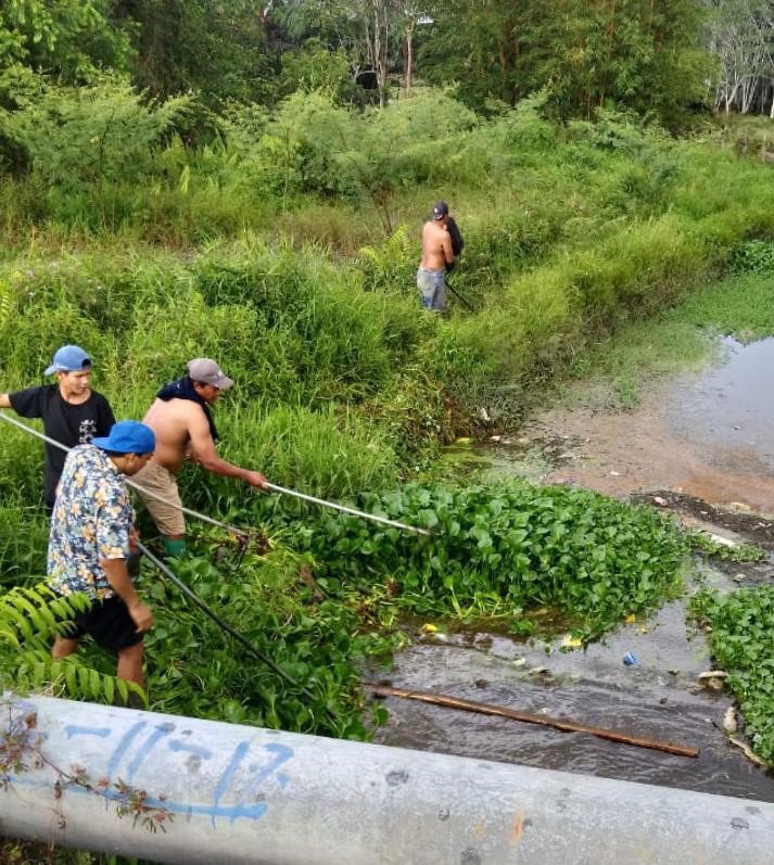 Warga Kelurahan Sidorejo Khususnya RT 13 Bamban, Bergotong Royong Mebersihkan Parit Bamban