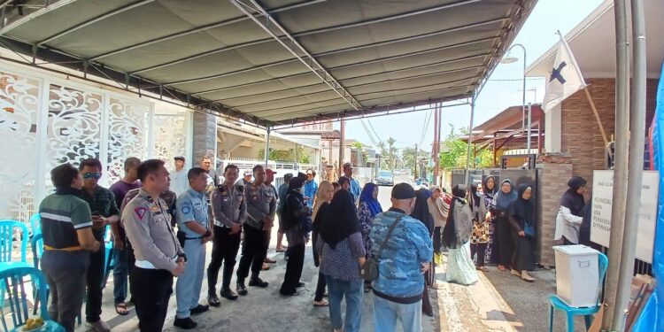 Sejumlah Wilayah di Pekalongan Alami Kekeringan, Kapolda Jateng Beri Bantuan Sumur Bor Dan Paket Sembako Untuk Warga