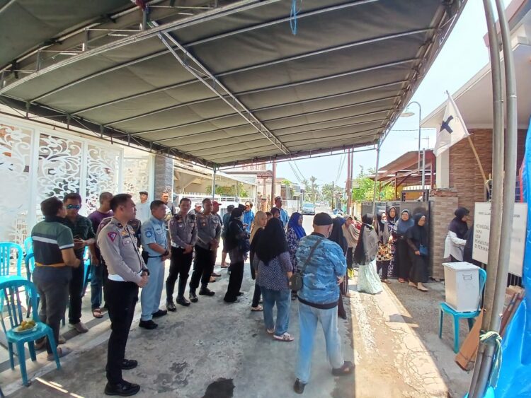 Sejumlah Wilayah di Pekalongan Alami Kekeringan, Kapolda Jateng Beri Bantuan Sumur Bor Dan Paket Sembako Untuk Warga