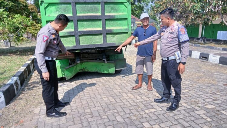 Pemotor Tabrak Truk, Pelajar SMP di Pringsewu Tewas