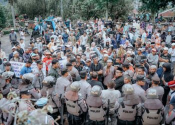 Tak Terima Wali Nagari Gantung Ciri Diberhentikan, Warga Demo DPRD Kbupaten Solok, Pendemo Emosi Akibat Ucapan Bupati “ Maling Uang Rakyat “