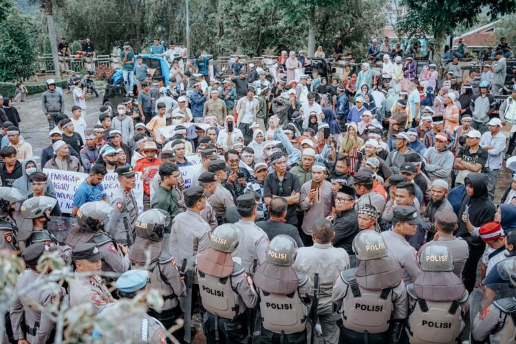 Tak Terima Wali Nagari Gantung Ciri Diberhentikan, Warga Demo DPRD Kbupaten Solok, Pendemo Emosi Akibat Ucapan Bupati “ Maling Uang Rakyat “