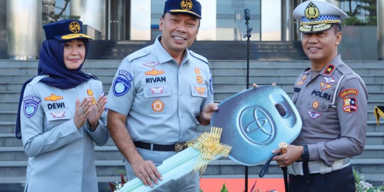 Perkuat Sinergi Turunkan Fatalitas Korban Kecelakaan, Jasa Raharja Hibahkan Satu Unit Ambulance Kepada Korlantas Polri