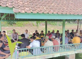 Kapolres Polres Tanggamus Dengarkan  Keluhan Masyarakat di Jumat Curhat Wilayah Pugung