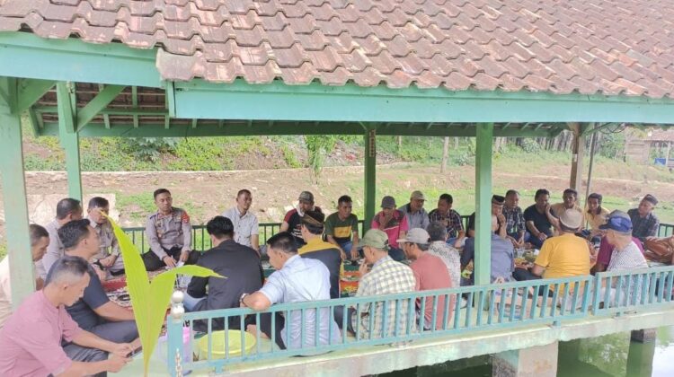 Kapolres Polres Tanggamus Dengarkan  Keluhan Masyarakat di Jumat Curhat Wilayah Pugung