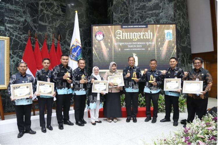 Pemkot Jakut Raih Penghargaan Sebagai Badan Publik Informatif