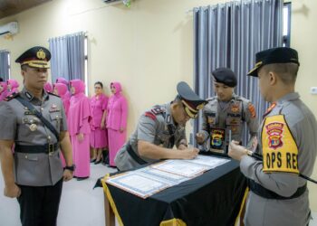 Pergantian Pemimpin: Kompol Robi Bimo Wicaksono Terima Tongkat Estafet Wakapolres dari Kompol Doni Dunggio