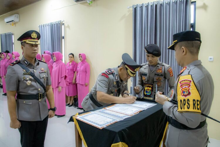 Pergantian Pemimpin: Kompol Robi Bimo Wicaksono Terima Tongkat Estafet Wakapolres dari Kompol Doni Dunggio