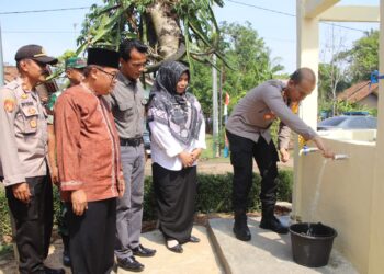 Krisis Air Bersih, Warga Desa Waringinsari Barat Dapat Bantuan Sumur Bor dari Polres Pringsewu