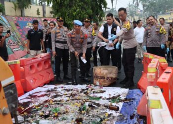 Polres Tanggamus Musnahkan Ratusan Botol Miras dan Tuak