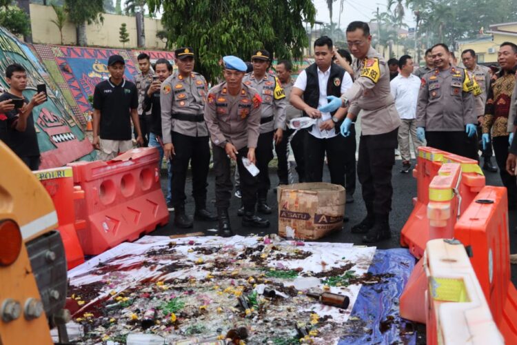Polres Tanggamus Musnahkan Ratusan Botol Miras dan Tuak