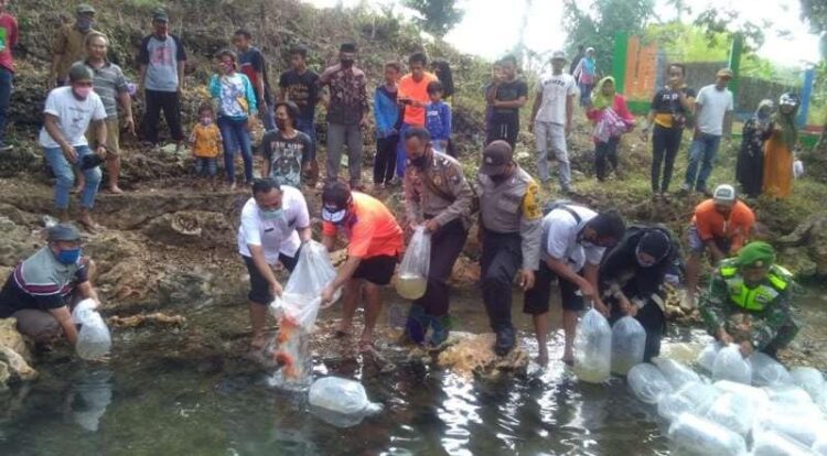 Bersama Dinas Perikanan dan Kelautan Jawa Timur Samudi Adakan Kegiatan Peningkatan Populasi Ikan Air Tawar
