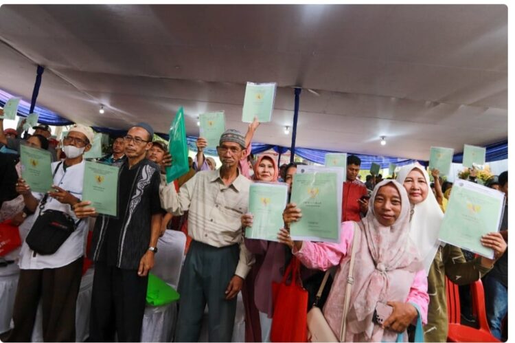 Sekko Jakut Serahkan Sertifikat Tanah Masyarakat Jakarta Utara