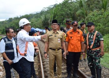 Tanah Longsor di Lintas Karanggandul-Karangsari Perjalanan KA Dialihkan Memutar