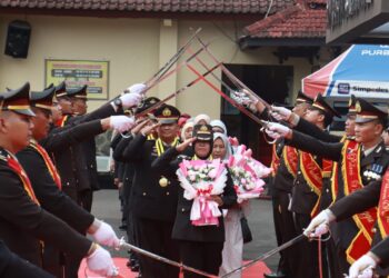 Polres Purbalingga Lepas 19 Personel Purnatugas dengan Delman Hias
