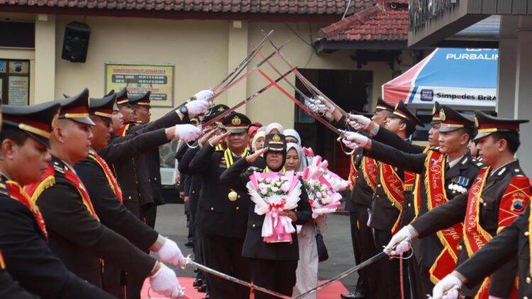 Polres Purbalingga Lepas 19 Personel Purnatugas dengan Delman Hias