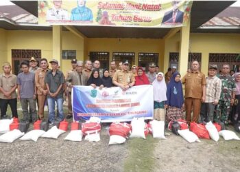 Pj. Bupati Paluta Patuan Rahmat Syukur P. Hasibuan, S.STP., MM., Kunjungi Sekaligus Berikan Bantuan Makanan Siap Saji Pada Ratusan Korban Banjir di Kecamatan Simangambat