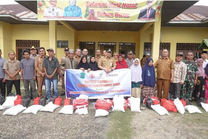 Pj. Bupati Paluta Patuan Rahmat Syukur P. Hasibuan, S.STP., MM., Kunjungi Sekaligus Berikan Bantuan Makanan Siap Saji Pada Ratusan Korban Banjir di Kecamatan Simangambat