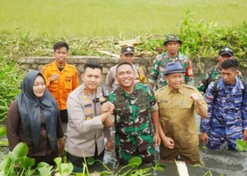 Cegah Banjir di Musim Penghujan Kapolres Subang AKBP Ariek Indra Sentanu Bersama Dandim 0605/Subang Letkol Inf Bambang Raditya Terjun Membersihkan Sungai