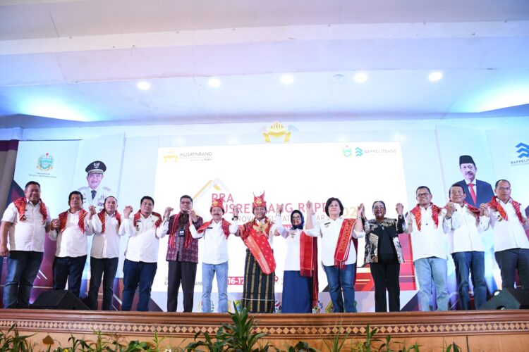 Cegah Banjir di Musim Penghujan Kapolres Subang AKBP Ariek Indra Sentanu Bersama Dandim 0605/Subang Letkol Inf Bambang Raditya Terjun Membersihkan Sungai
