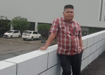 Truck Pengangkut Material Sport Centre Parkir Sembarangan, Diduga Jadi Penyebab Kecelakaan Hingga Timbulkan Korban