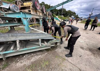 Truck Pengangkut Material Sport Centre Parkir Sembarangan, Diduga Jadi Penyebab Kecelakaan Hingga Timbulkan Korban