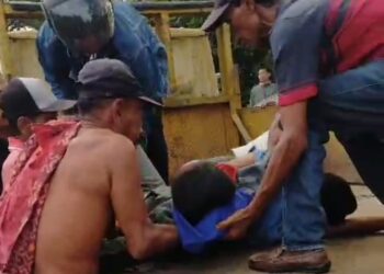 Truck Pengangkut Material Sport Centre Parkir Sembarangan, Diduga Jadi Penyebab Kecelakaan Hingga Timbulkan Korban