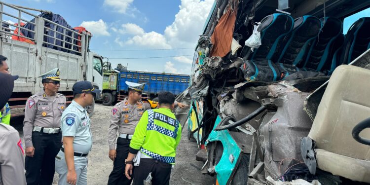 Respons Cepat Jasa Raharja Jamin Seluruh Korban Tabrakan Bus Peziarah dengan Truk di Gresik, Jawa Timur