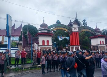 Buntut Aksi Demo Di Kantor Bupati Solok Yang Ke-3 Kalinya, Terkait Pemberhentian Wali Nagari Gantung Ciri Hingga Ada Dua Kubu Aksi Demo Berseberangan Akhirnya DPRD Akan Mengunakan Hak Nya Pisau DPRD