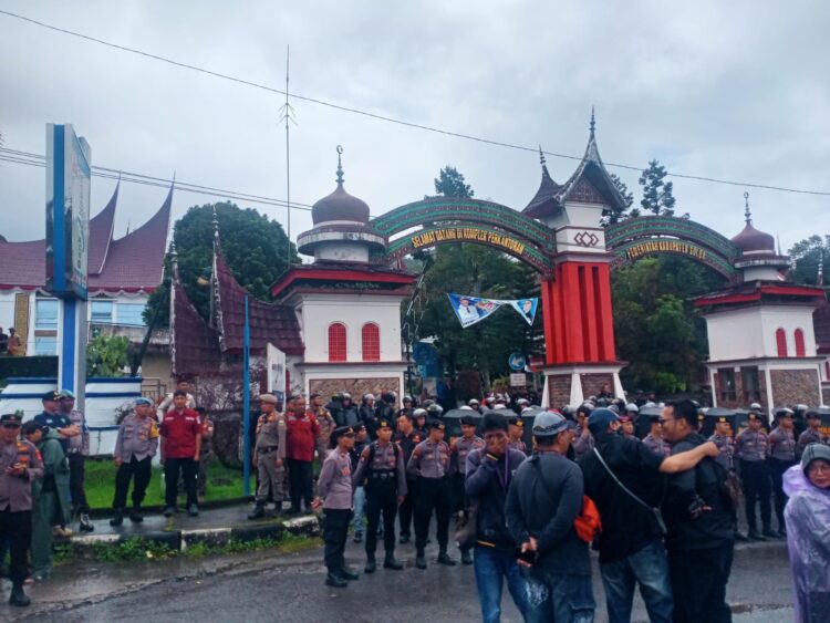 Buntut Aksi Demo Di Kantor Bupati Solok Yang Ke-3 Kalinya, Terkait Pemberhentian Wali Nagari Gantung Ciri Hingga Ada Dua Kubu Aksi Demo Berseberangan Akhirnya DPRD Akan Mengunakan Hak Nya Pisau DPRD