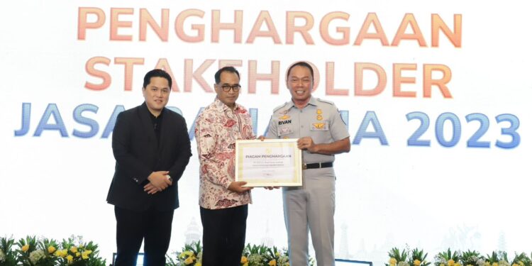 Pj. Bupati Paluta Patuan Rahmat Syukur P. Hasibuan, S.STP., MM., Kunjungi dan Berikan Bantuan 50 Paket Sembako Kepada Korban Banjir Di Desa Pagaran Tonga