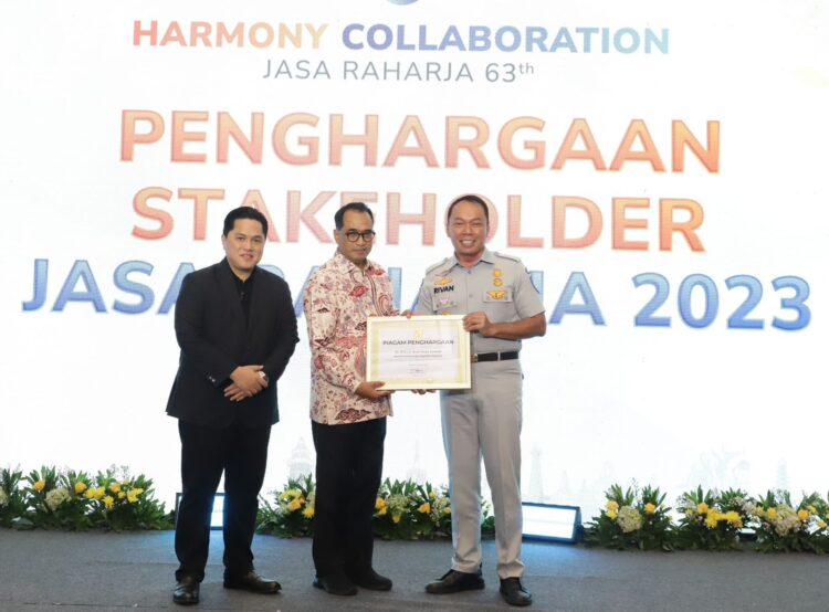 Pj. Bupati Paluta Patuan Rahmat Syukur P. Hasibuan, S.STP., MM., Kunjungi dan Berikan Bantuan 50 Paket Sembako Kepada Korban Banjir Di Desa Pagaran Tonga