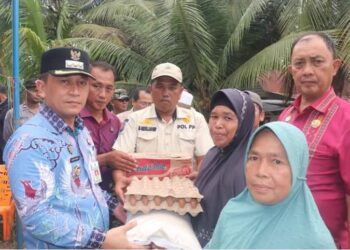 Pj. Bupati Paluta Patuan Rahmat Syukur P. Hasibuan, S.STP., MM., Kunjungi dan Berikan Bantuan 50 Paket Sembako Kepada Korban Banjir Di Desa Pagaran Tonga