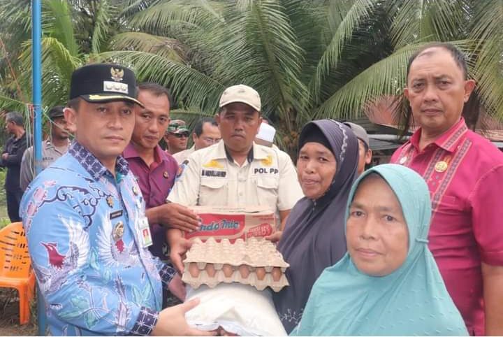 Pj. Bupati Paluta Patuan Rahmat Syukur P. Hasibuan, S.STP., MM., Kunjungi dan Berikan Bantuan 50 Paket Sembako Kepada Korban Banjir Di Desa Pagaran Tonga