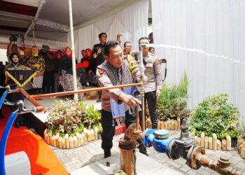 Pj. Bupati Paluta Patuan Rahmat Syukur P. Hasibuan, S.STP., MM., Kunjungi dan Berikan Bantuan 50 Paket Sembako Kepada Korban Banjir Di Desa Pagaran Tonga