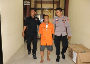 Pj. Bupati Paluta Patuan Rahmat Syukur P. Hasibuan, S.STP., MM., Kunjungi dan Berikan Bantuan 50 Paket Sembako Kepada Korban Banjir Di Desa Pagaran Tonga