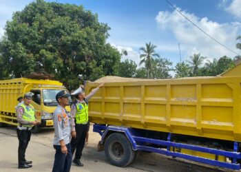 Polisi dan Dishub Tertibkan Kendaraan Pengangkut Pasir di Banyumas