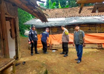 Peternak Bebek di Desa Caringin Kp.Curug Dengdeng Disatroni Pihak Pendes, Pol PP Kecamatan Caringin dan Bhabinmas, Terkait Ribuan Lalat