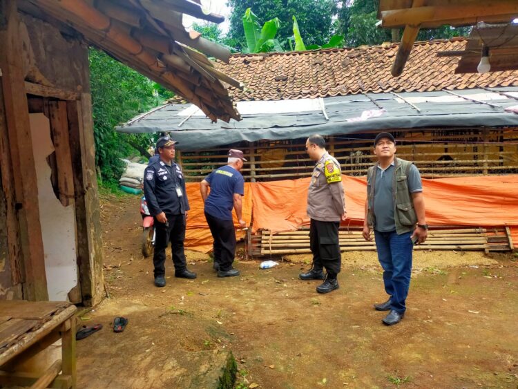 Peternak Bebek di Desa Caringin Kp.Curug Dengdeng Disatroni Pihak Pendes, Pol PP Kecamatan Caringin dan Bhabinmas, Terkait Ribuan Lalat