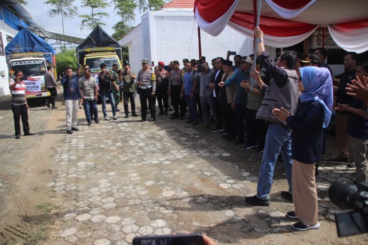 Sat Brimob Polda Jateng Terjun Bantu Korban Banjir di Kabupaten Demak dan Grobogan