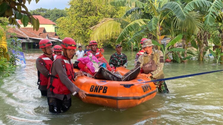 Sat Brimob Polda Jateng Terjun Bantu Korban Banjir di Kabupaten Demak dan Grobogan