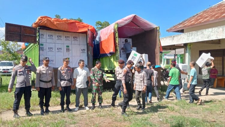Polres Pringsewu Amankan Distribusi Logistik Pemilu menuju Empat Kecamatan