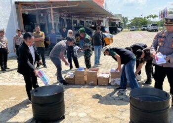 Wakapolres Pringsewu Hadiri Pemusnahan Kelebihan Surat Suara Pemilu 2024