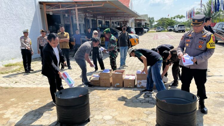 Wakapolres Pringsewu Hadiri Pemusnahan Kelebihan Surat Suara Pemilu 2024