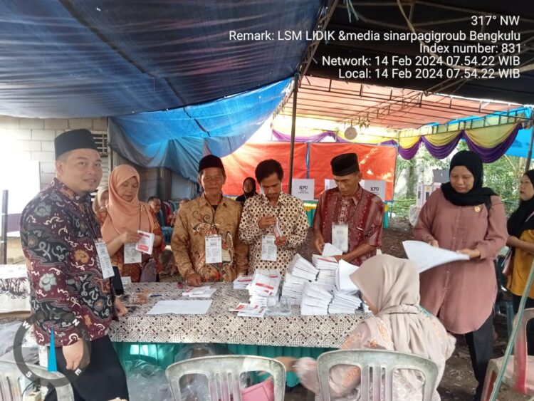 Warga Beserta Petugas TPS 13 Kelurahan Pekan Sabtu Menyelesaikan Rekap Perhitungan Hingga Pagi Hari